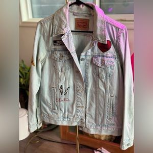 Levi’s woman jean jacket, cute patches, size medium, washed blue
